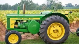 John Deere 820